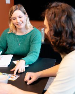 Entre les jeux, les coloriages et les paquets de stickers, on voit apparaître une demande assez claire :